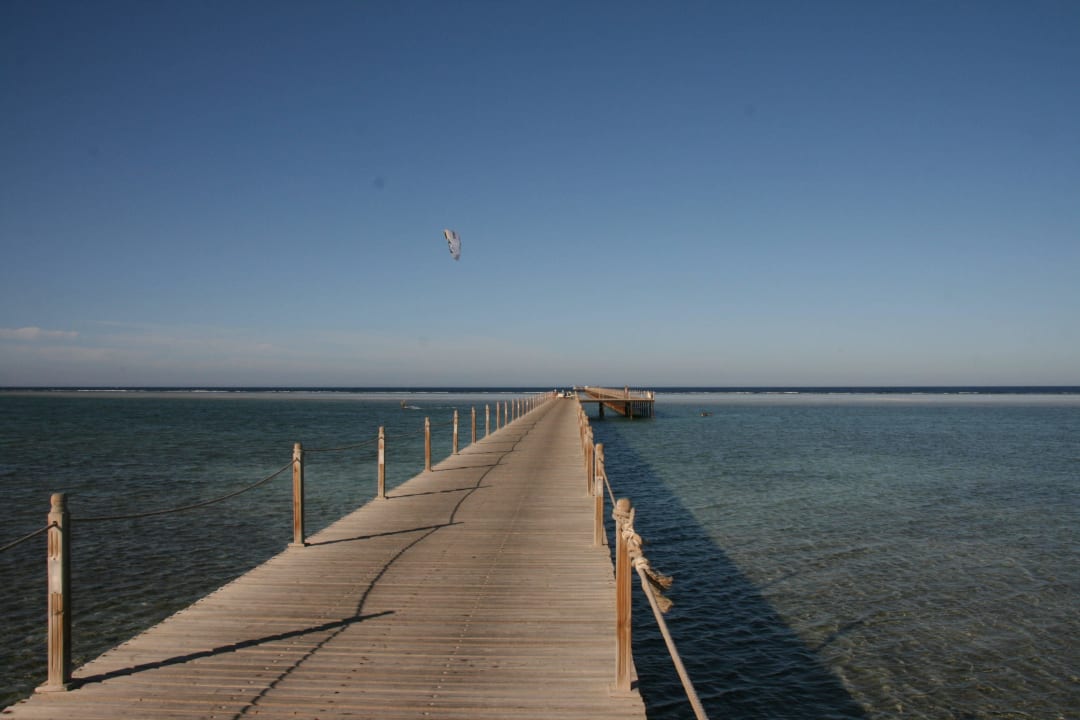 Der 800 m lange Steg zum Riff Casa Mare Resort