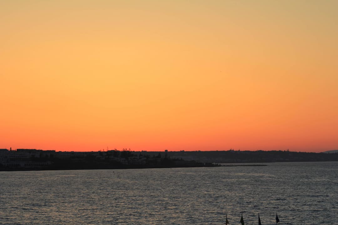 Stimmung beim Sonnenuntergang Alexander Beach Hotel & Village Resort