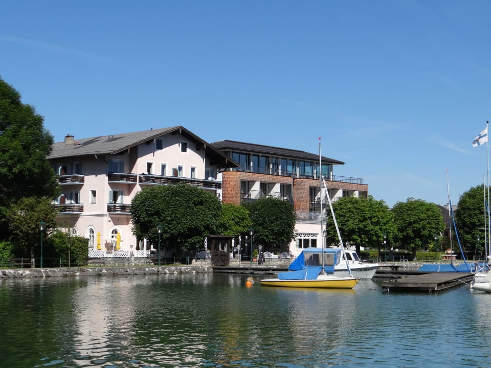 Das Hotel vom Schloss Mattsee aus fotografiert Seeside Hotel Seewirt Mattsee