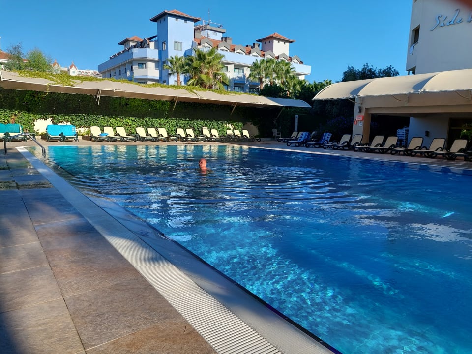 Pool Side Breeze Hotel