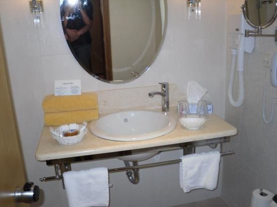 Badezimmer bei der Ankunft Aegean Melathron Thalasso Spa Hotel