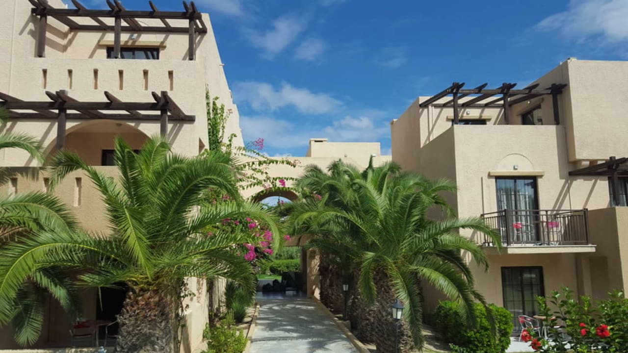 Einer der Eingänge zu den Zimmern Porto Bello Beach