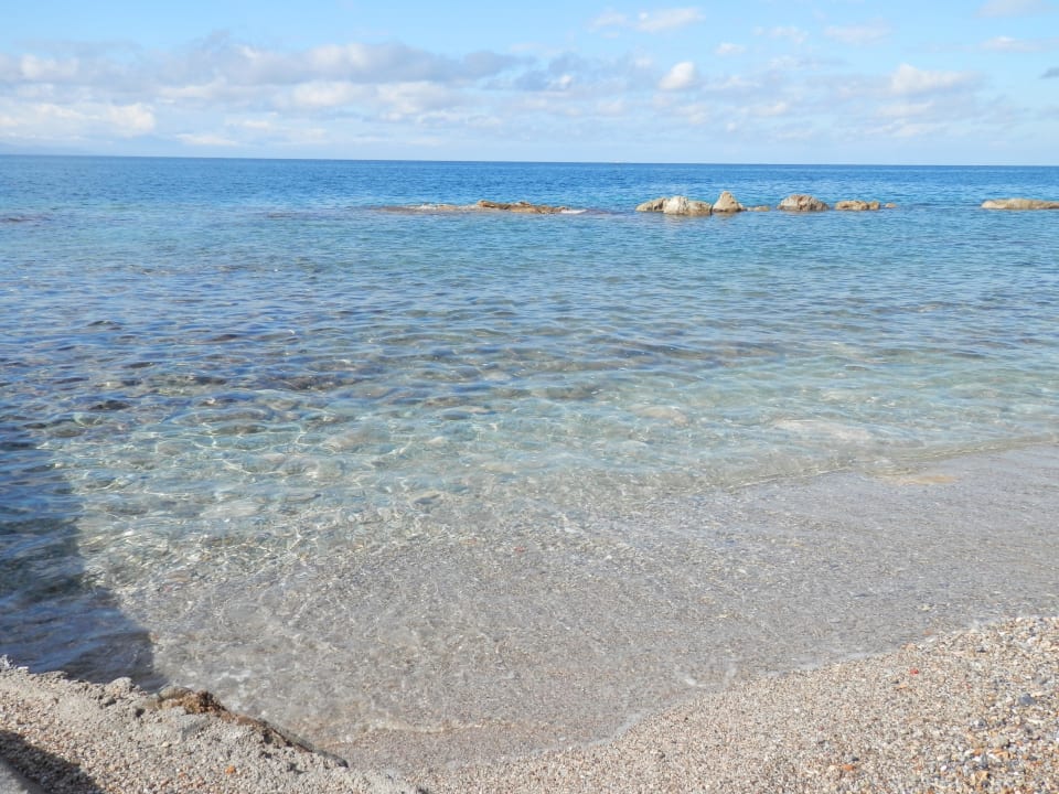 Etwas Sand, meist Kies Hotel Pine Bay Holiday Resort