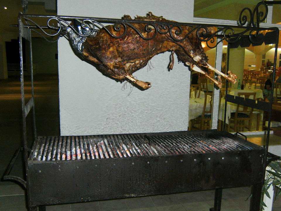 Spanferkel am Spiess Hotel El Mouradi Djerba Menzel