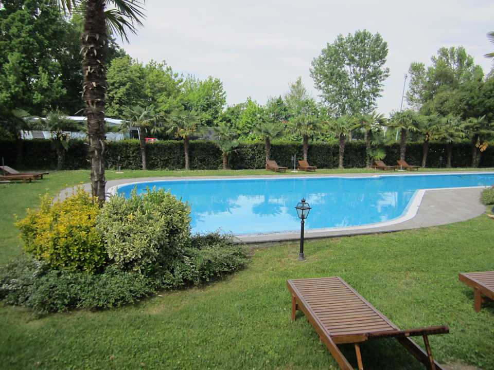 Pool mit kleiner Liegewiese Villa Pace Park Hotel Bolognese