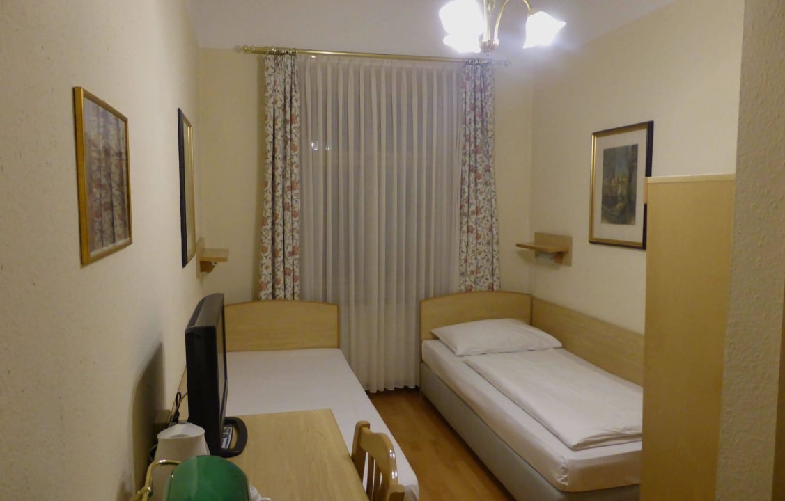Zimmer sind ausreichend gestaltet Hotel Graf Stadion