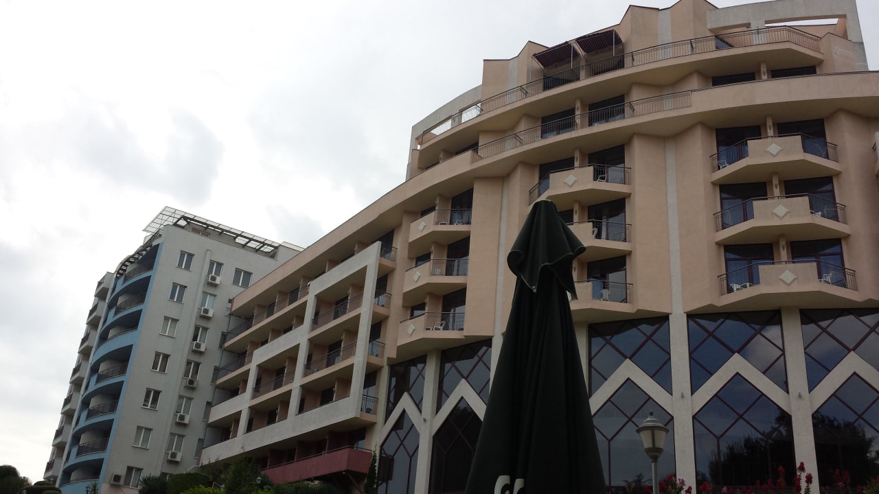 Außenansicht Hotel, wenig Sonne im September  Odessos Park Hotel