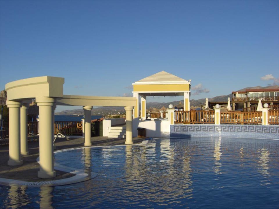 Der große Pool Alexander Beach Hotel & Village Resort
