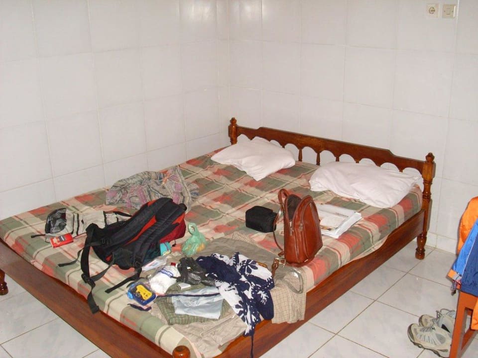 Ein Bett, ein Stuhl, ein Tisch Hotel Indra Pura