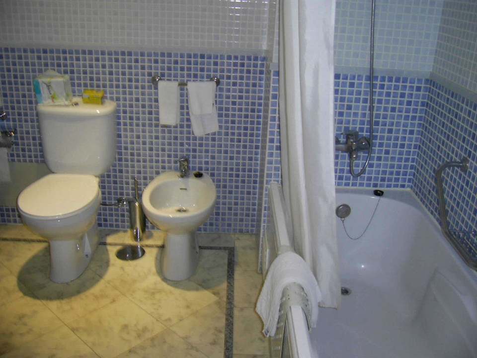 Geräumiges Bad Juniosuite 604 Hotel Yellow Praia Monte Gordo