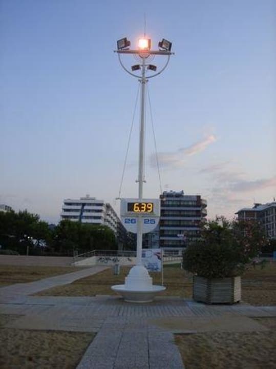 Vom Strand zum Hotel Aparthotel Holiday