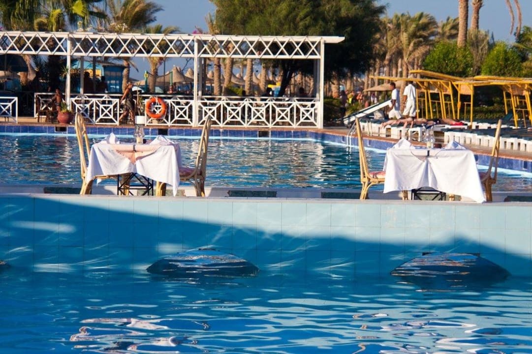 Pärchenplätze mitten im Pool - sehr romantisch! Arabia Azur Resort