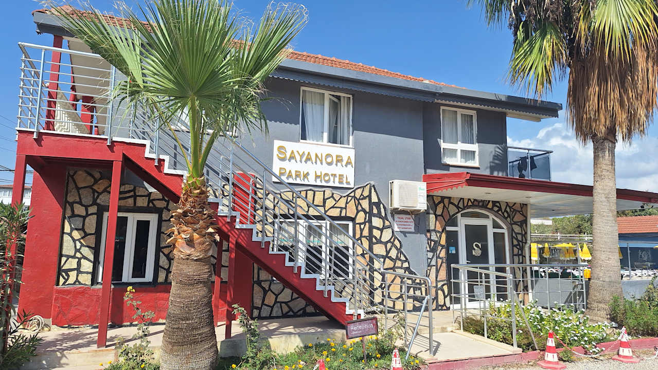 Außenansicht Sayanora Hotel