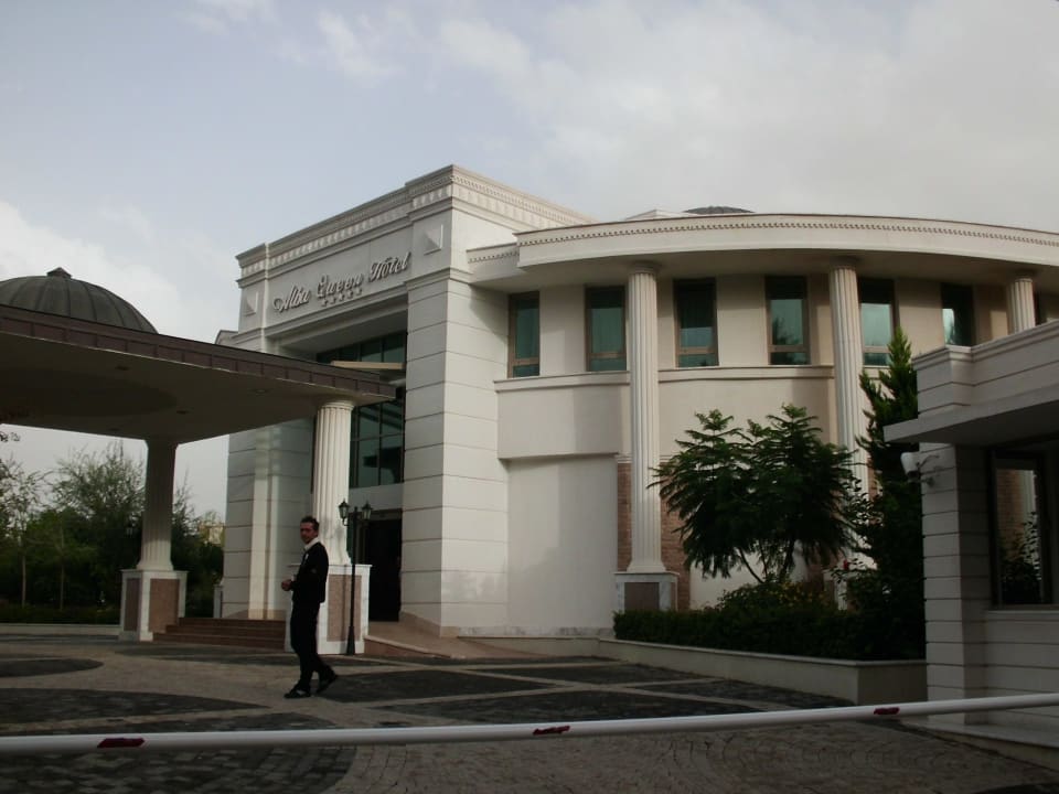 Außenansicht Haupteingang Alba Queen Hotel