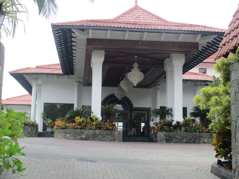 Hoteleingang Taj Bentota Resort & Spa
