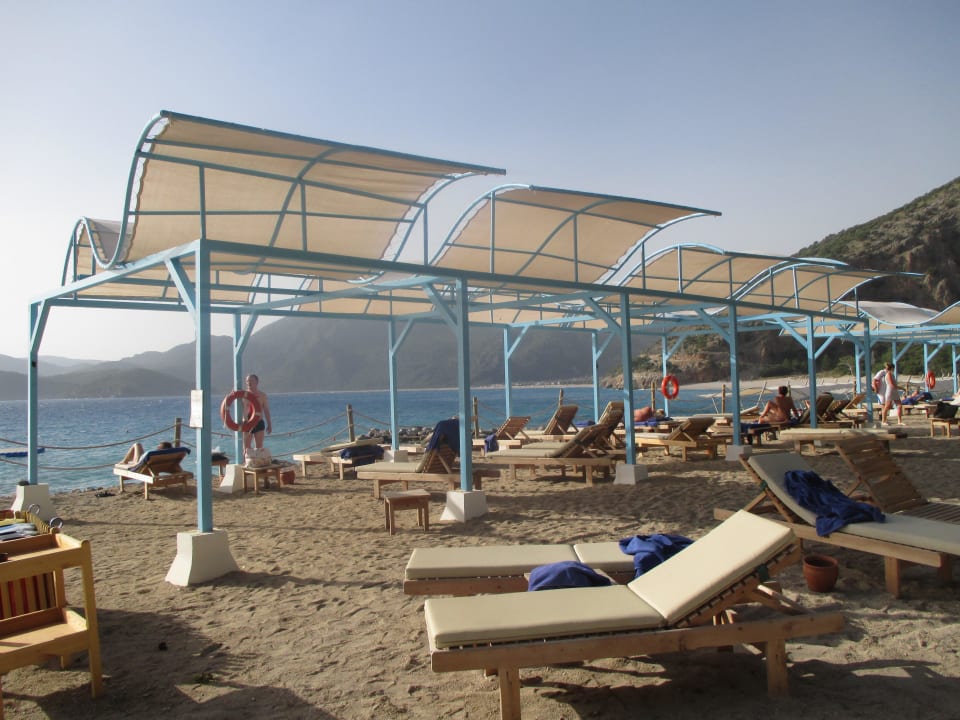 Gepflegter Strand mit stabilen Liegen und Auflagen Liberty Lykia Adults Only