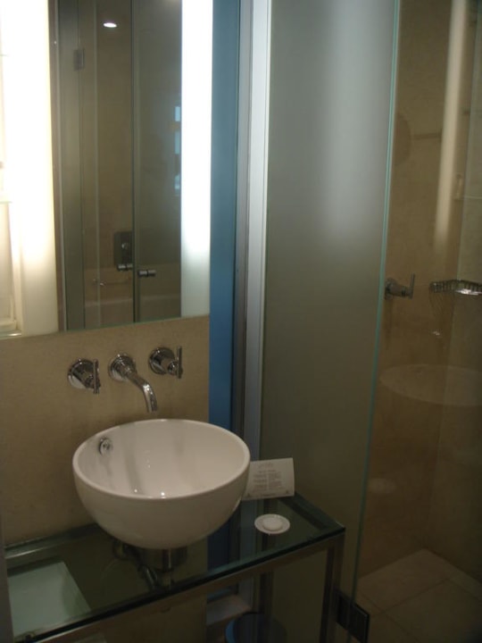 Waschbecken, rechts Lichtquelle zum DZ Vienna House Andel's Prague