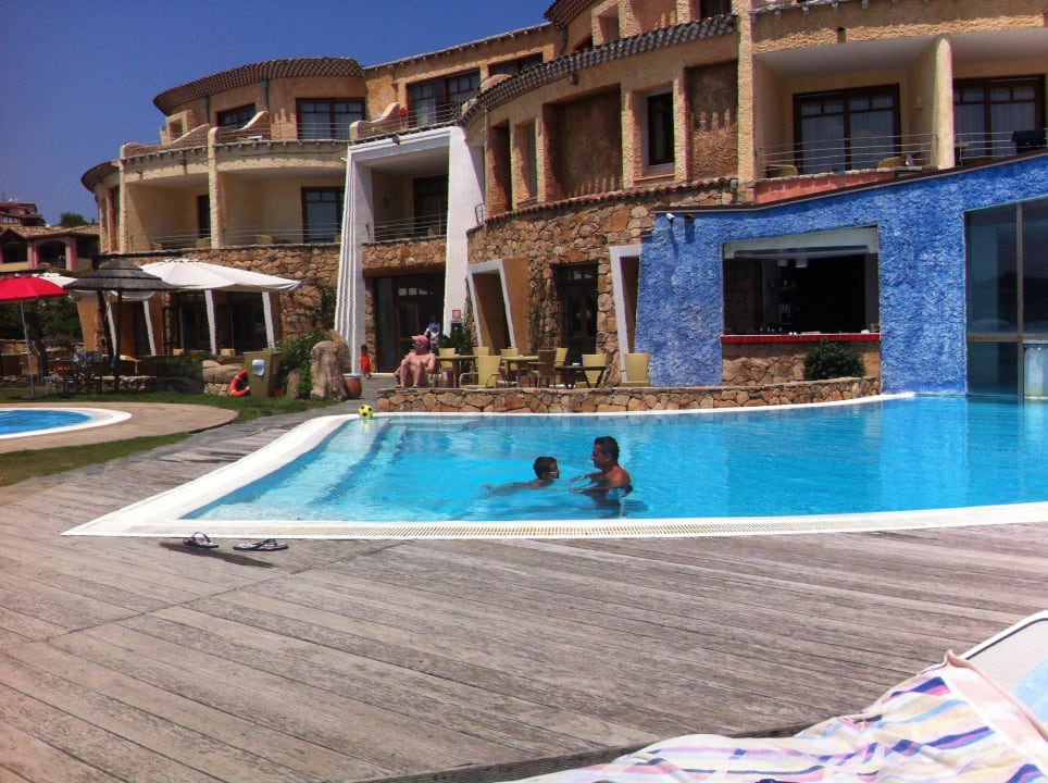 Piscina riscaldata a facciata delk'hotel Hotel Resort & Spa Baia Caddinas