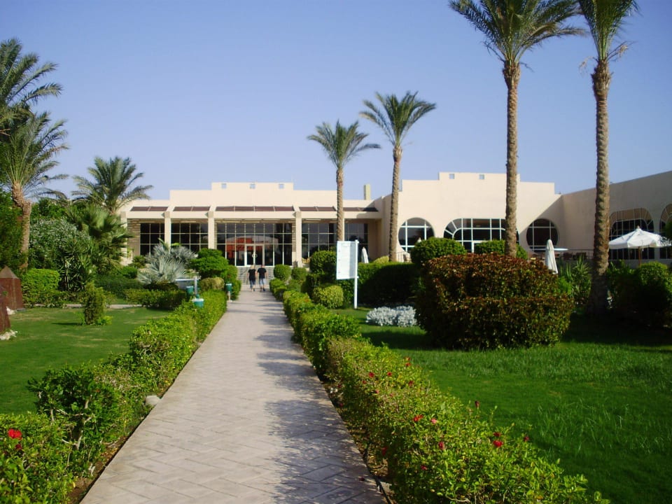 Auf dem Weg zum Hauptgebäude Prima Life Makadi Resort