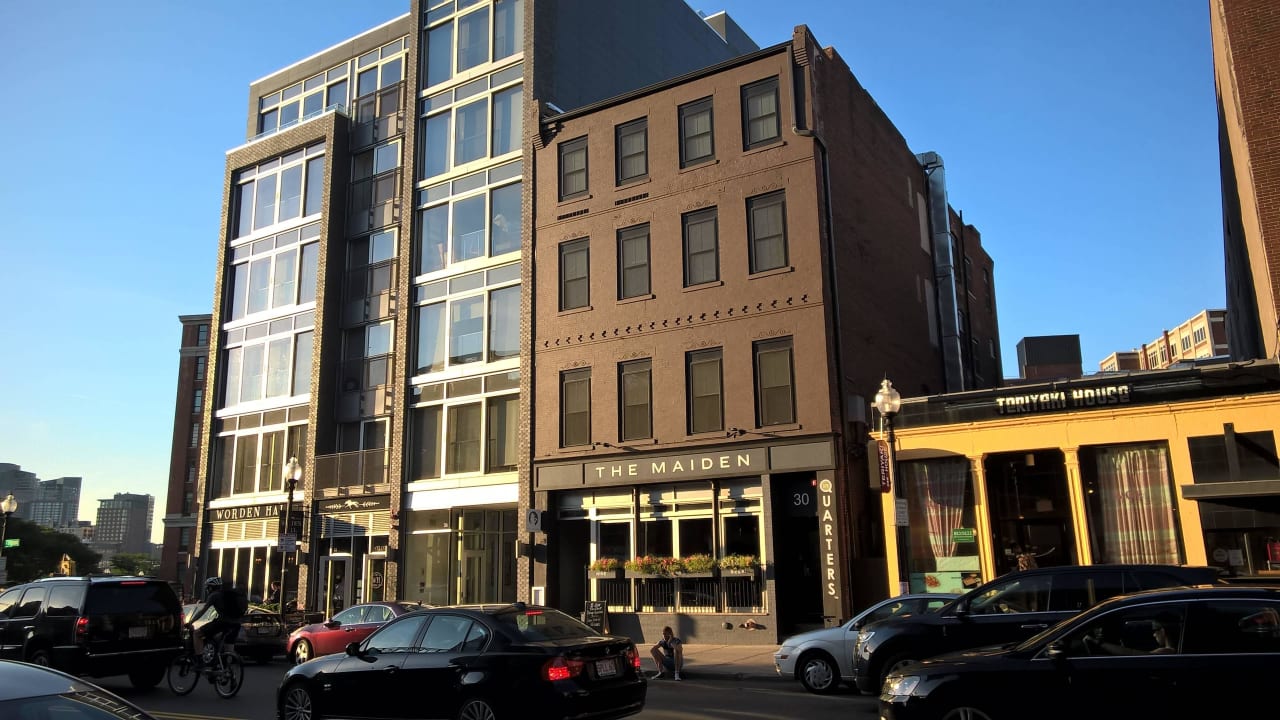 Die Quarters liegen über dem Lokal "The Maiden" West Broadway Quarters by Short Term Rentals Boston