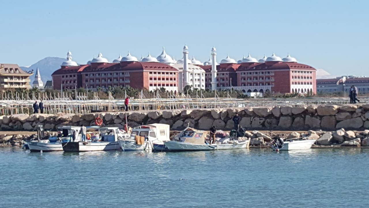 Vom kleinen Fischerhafen Royal Taj Mahal Hotel