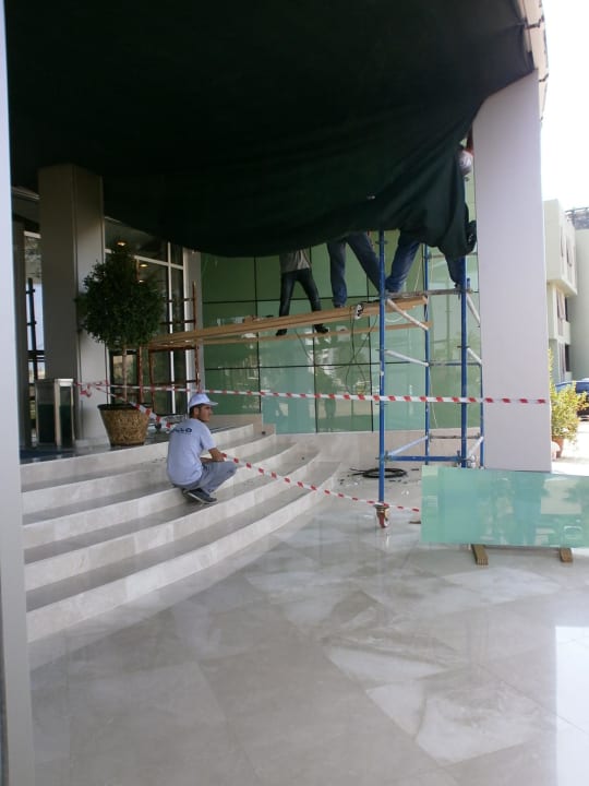 Bauarbeiten am Eingang VONRESORT Golden Coast