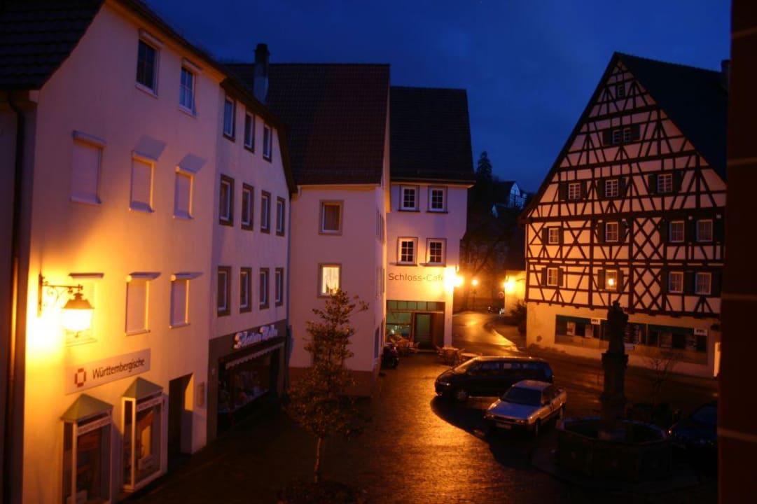 Marktplatz vor dem Hotel in der Dämmerung Gasthaus Schwanen