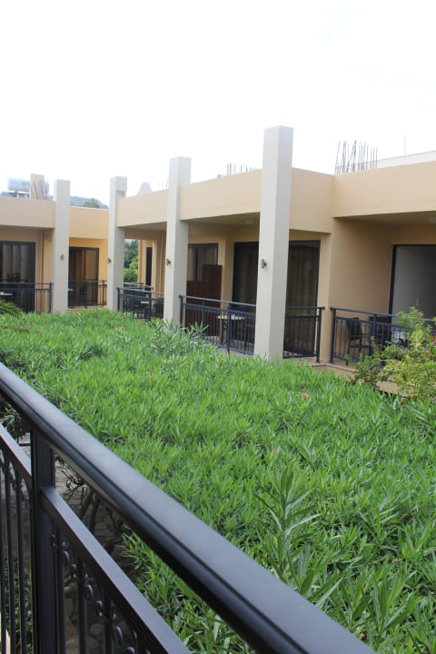 Blick vom Balkon auf den Oleander-Gang Hotel Atlantis Beach