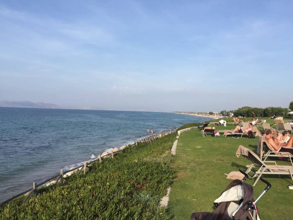 Traumblick im gepflegten Rasen aufs Meer Neptune Luxury Resort