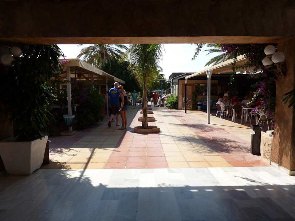 Durchgang von der Lobby zum Pool FERGUS Style Bahamas