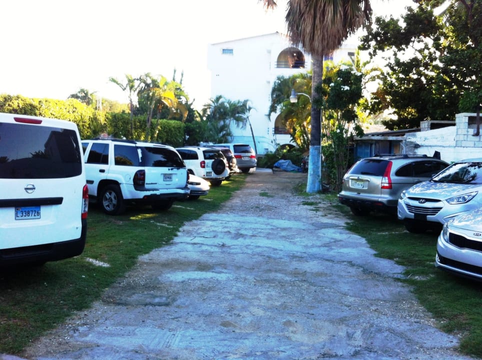 Parqueo Posterior Cerrado y Vigilado Hotel Caribe