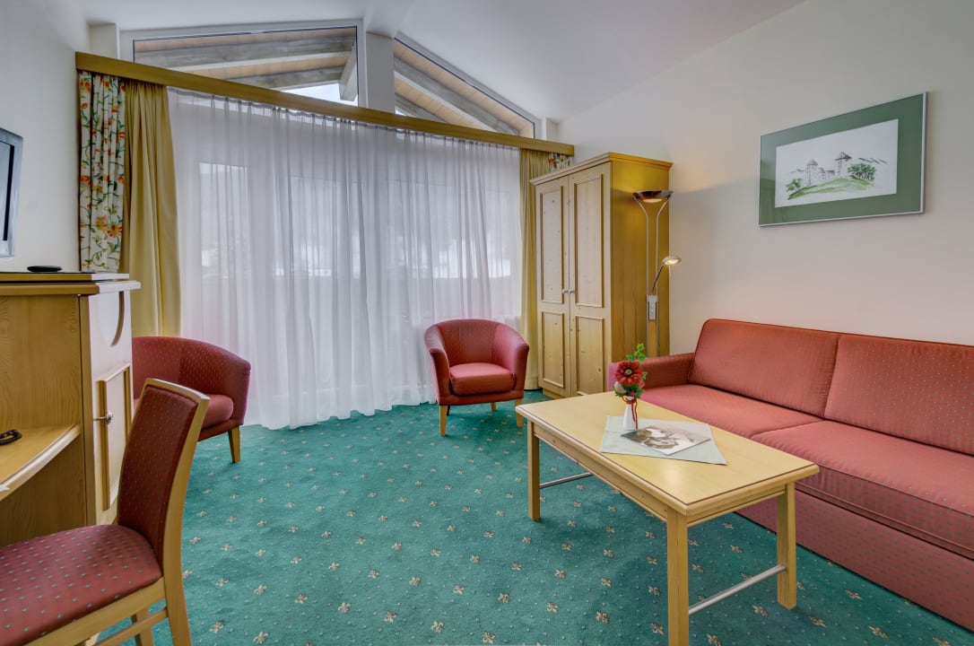 Suite Burgblick Wohnzimmer Vötters Verwöhnhotel Kaprun