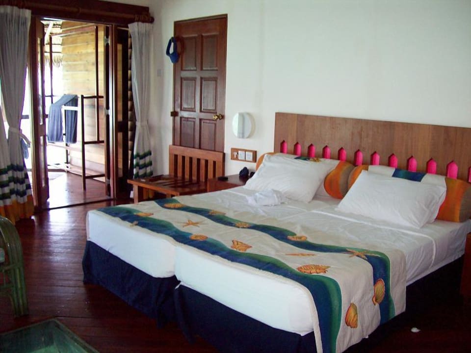 Bett im Wasserbungalow Adaaran Club Rannalhi - All Inclusive