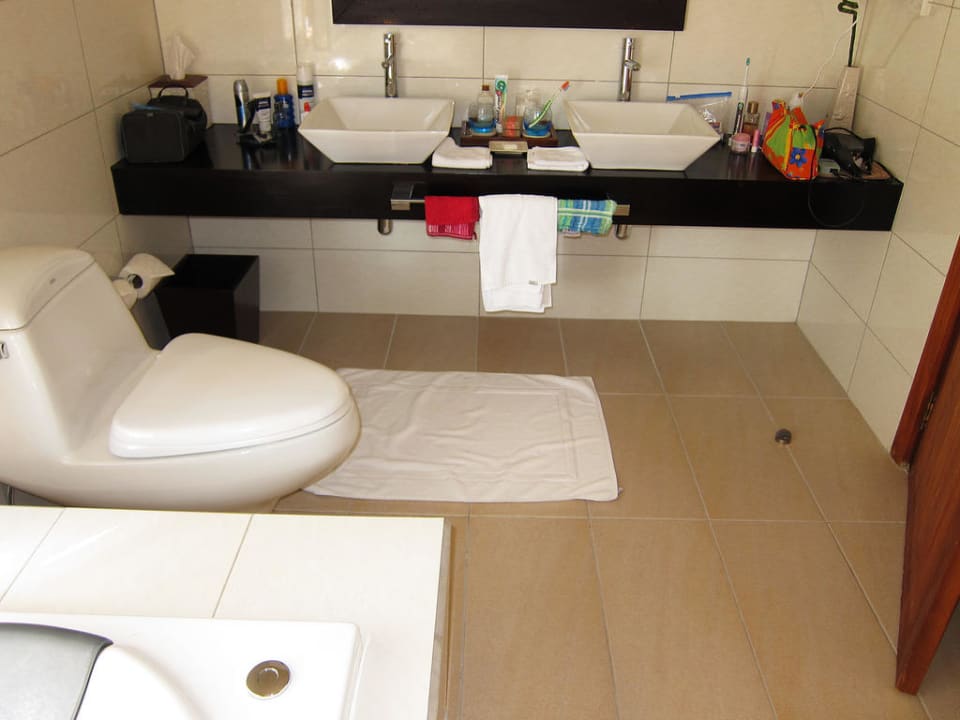 Toilette und Waschbecken Veligandu Maldives Resort Island