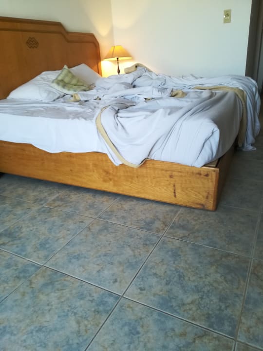 Betten schmierig und kaputt  Minamark Beach Resort & Spa