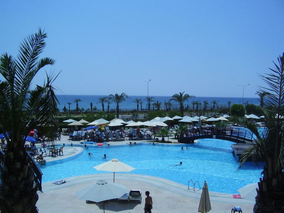 Blick durch das Lobbybarfenster Long Beach Alanya