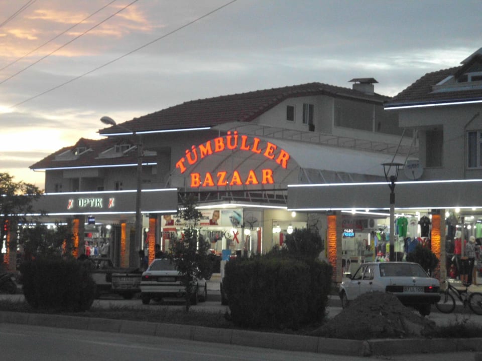 Shoppingmeile direkt vor der Tür Hane Family Resort