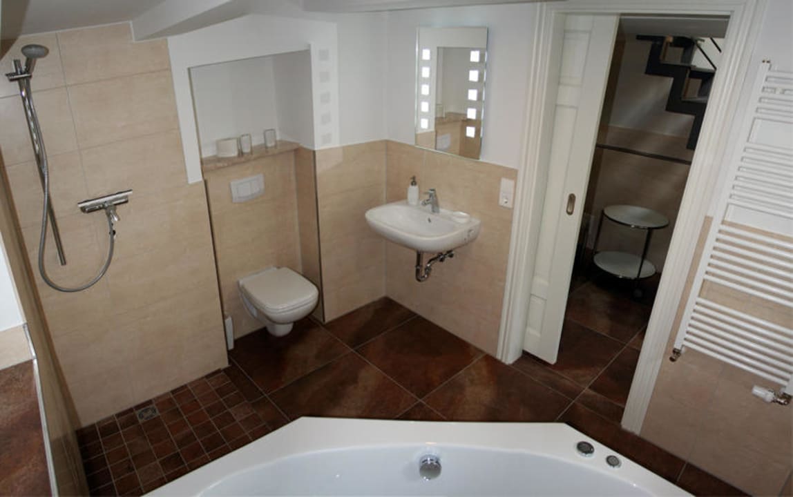 Bad mit Whirlpool Dusche und Separe Stadtvilla Warnemünde