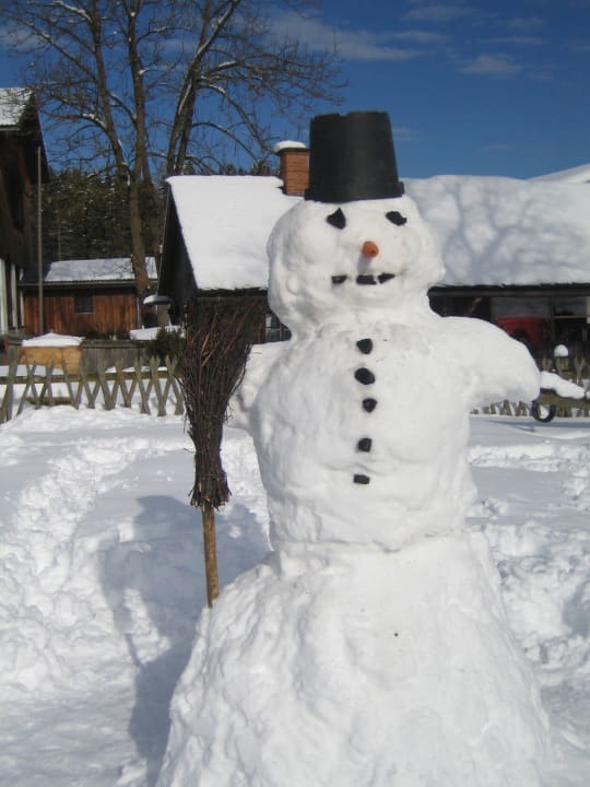 Schneemann bauen Bauernhof Sepp, Köck & Tonibauer