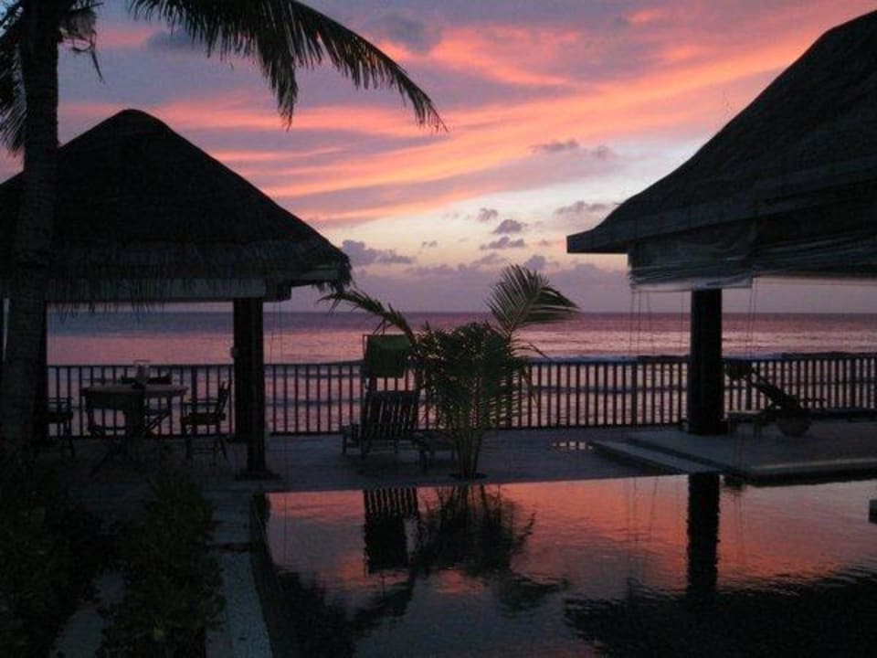 Blick vom eigenen Pool auf Meer Naladhu Private Island Maldives