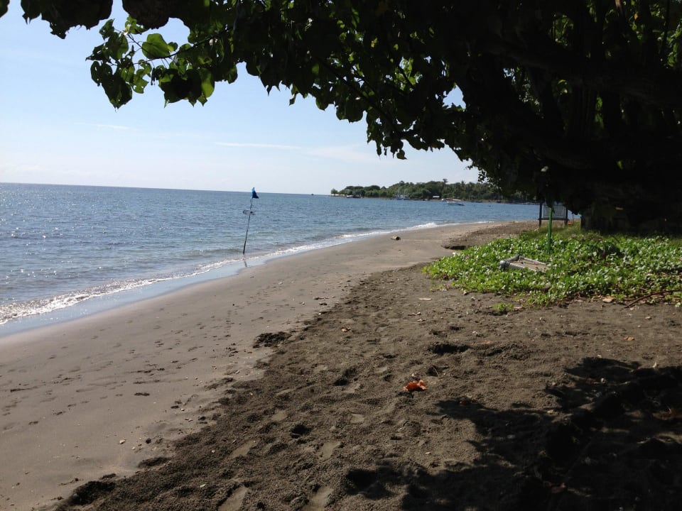 Strand nach rechts Tirtasari Bungalows