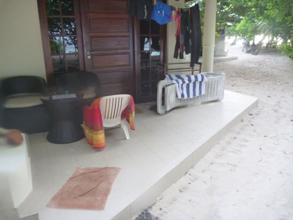 Manche haben die Stühle gehortet Embudu Village