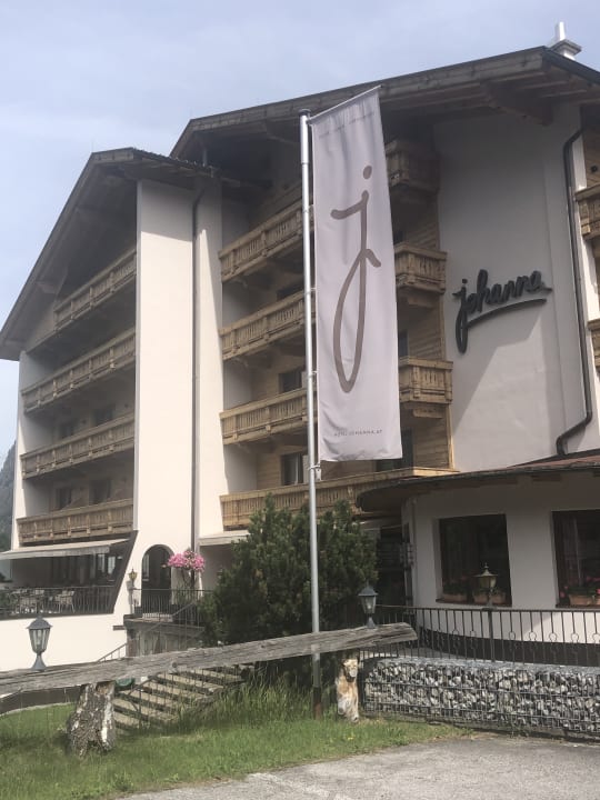 Außenansicht Hotel Johanna mitten im Ötztal