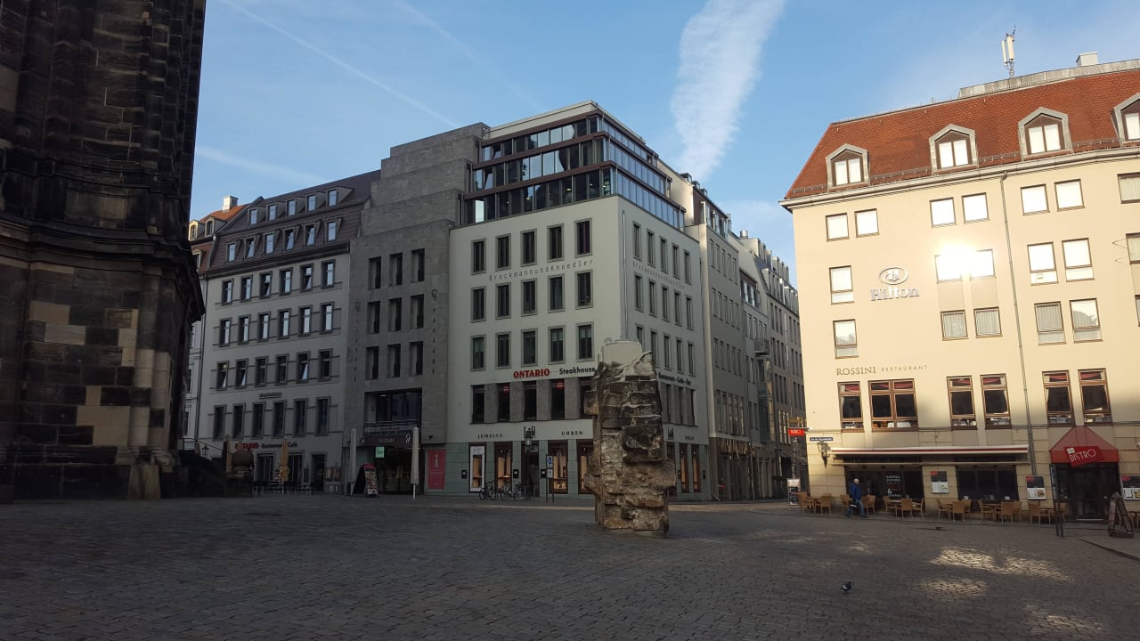 Das Hotel von außen (rechts) Hilton Dresden