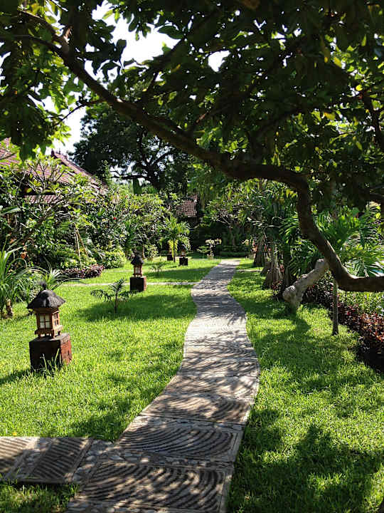 Weg zu den Bungalows Tirtasari Bungalows