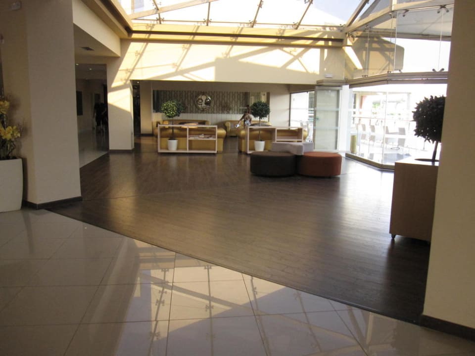 Lobby in Richtung Barbereich Kipriotis Village Resort
