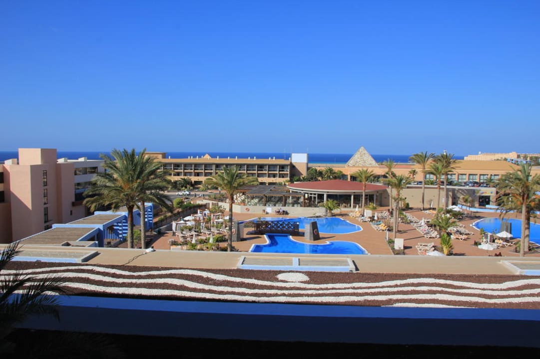 Sicht auf die 3 Pools Iberostar Waves Gaviotas Park