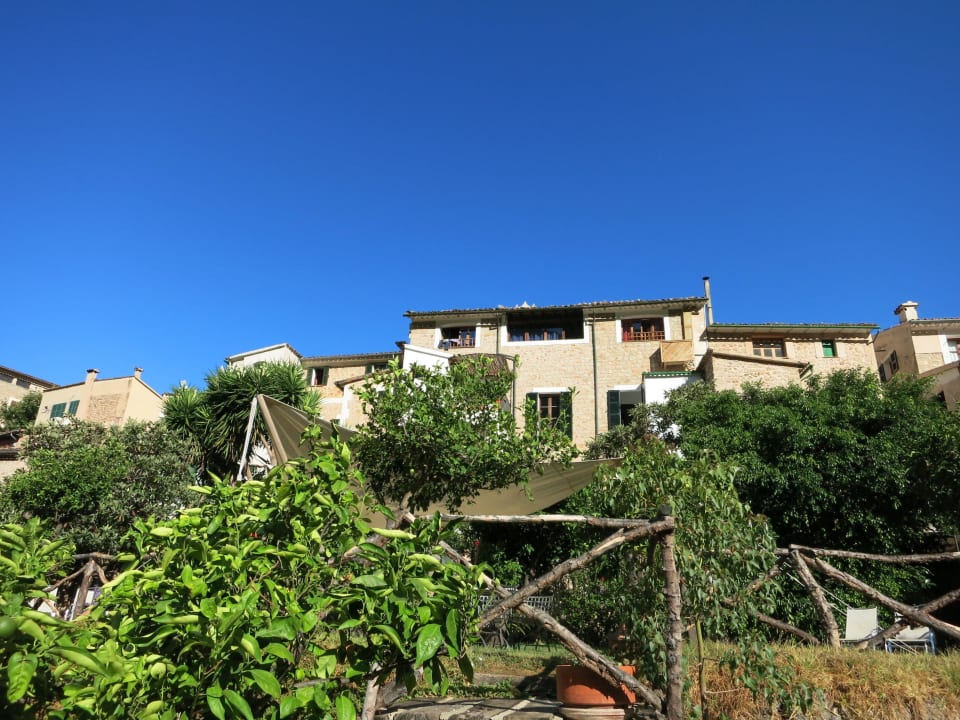 Blick vom Garten auf Hotel Fornalutx Petit Hotel
