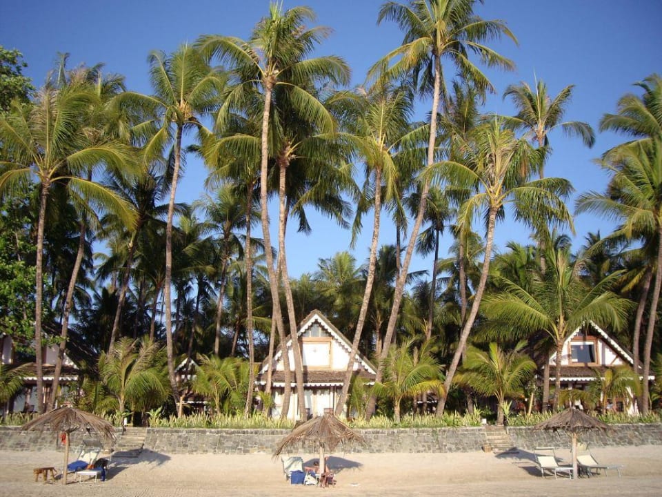 Blick vom Strand auf die Beach Front Villen Hotel Sandoway Resort