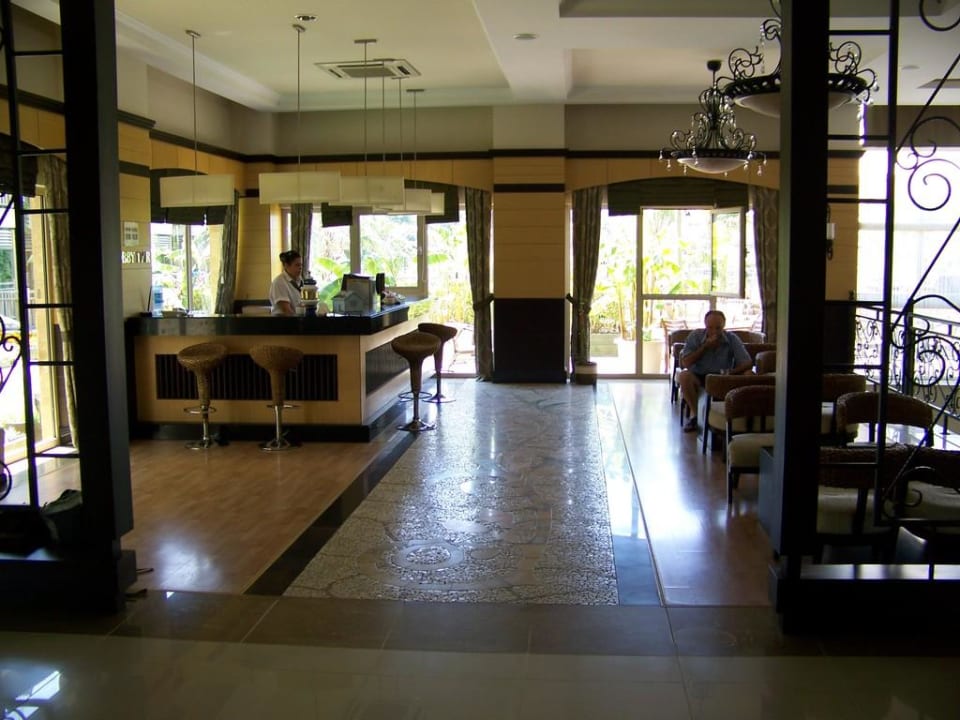 Die Bar im Eingangsbereich Can Garden Resort